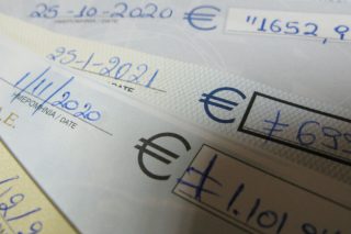 Πνίγουν τους εμπόρους οι σφραγισμένες επιταγές