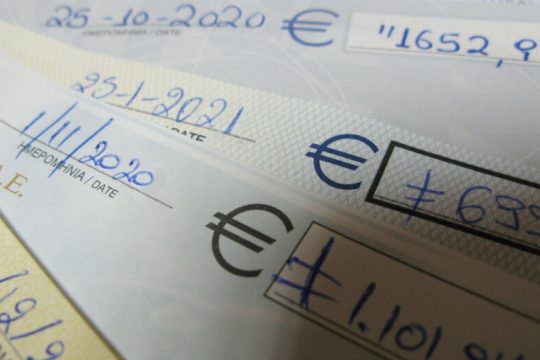 Πνίγουν τους εμπόρους οι σφραγισμένες επιταγές