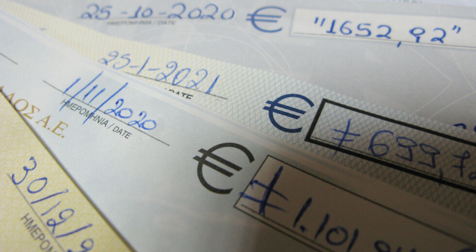 Πνίγουν τους εμπόρους οι σφραγισμένες επιταγές