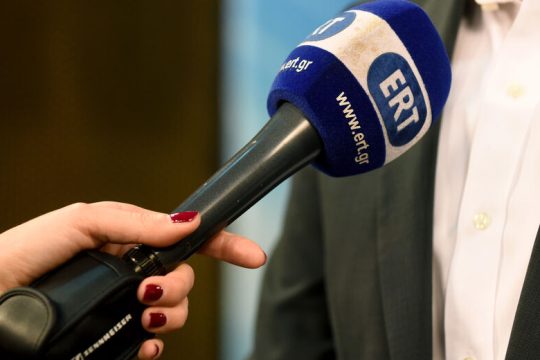 Απάντηση με επίθεση στον ΣΥΡΙΖΑ για το «σκονάκι» της ΕΡΤ