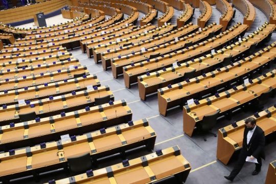 Υποσχέσεις για τήρηση δεσμεύσεων από τις φαρμακοβιομηχανίες στην Ευρωβουλή