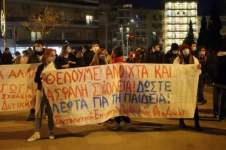 Φοιτητές απέκλεισαν τις πύλες του ΑΠΘ