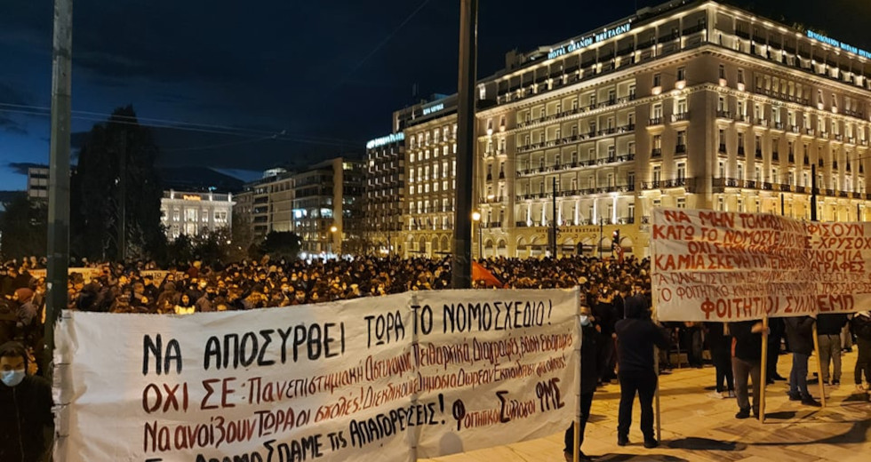 Πλημμύρισαν ξανά την Αθήνα οι φοιτητές κατά του νομοσχεδίου Κεραμέως-Χρυσοχοΐδη