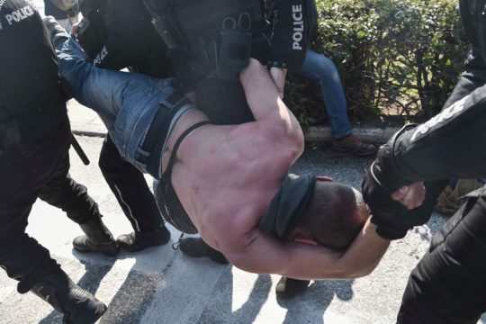 Ο πρύτανης του ΑΠΘ παρέδωσε στα ΜΑΤ τους φοιτητές του