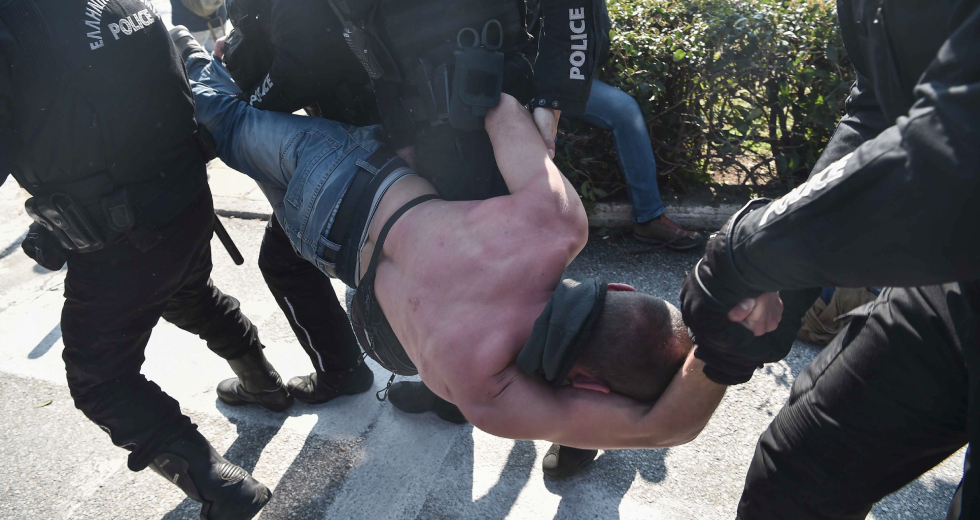 Ο πρύτανης του ΑΠΘ παρέδωσε στα ΜΑΤ τους φοιτητές του