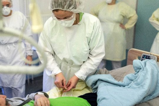 Αυξάνονται τα κρούσματα, απομακρύνεται η χαλάρωση των μέτρων στη Γαλλία