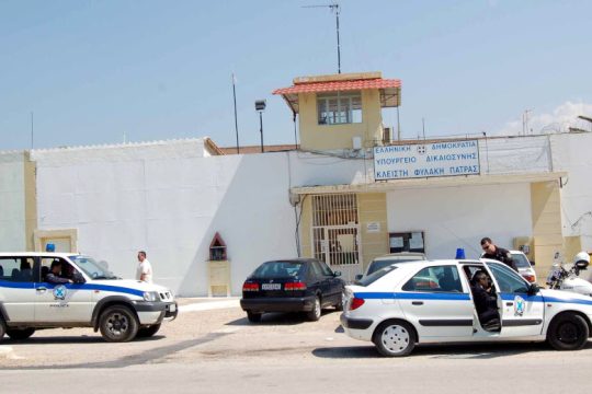 Στο «κόκκινο» οι φυλακές στον Αγ. Στέφανο-Δεκάδες κρούσματα σε κρατούμενους