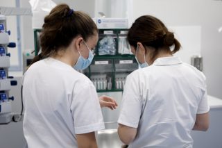 Ενας χρόνος πανδημία με το ΕΣΥ στα όριά του