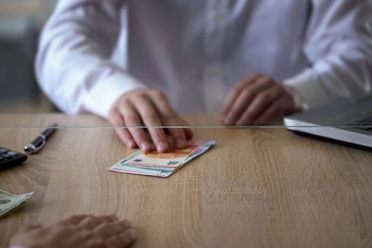 «Παγώνουν» έως το τέλος του 2021 οι οφειλές προς τις ΔΟΥ που είχαν παραταθεί έως 30/4