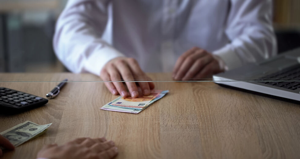«Παγώνουν» έως το τέλος του 2021 οι οφειλές προς τις ΔΟΥ που είχαν παραταθεί έως 30/4