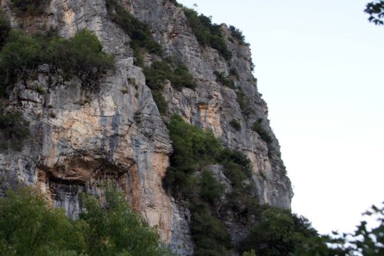 Χωρίς τις αισθήσεις του ανασύρθηκε ο οδηγός οχήματος που έπεσε σε γκρεμό