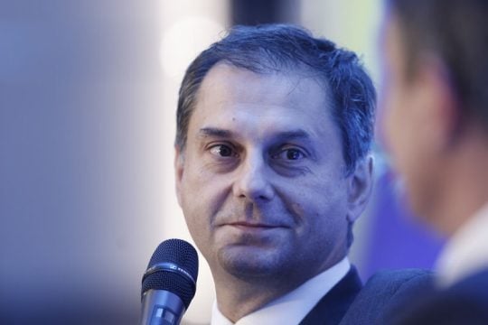 Ο Χ. Θεοχάρης επικαλείται τη «σπατάλη» σε τεστ για να πείσει για το πιστοποιητικό εμβολιασμού