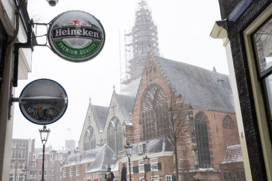 Η Heineken μειώνει κατά 8.000 το προσωπικό της λόγω πανδημίας