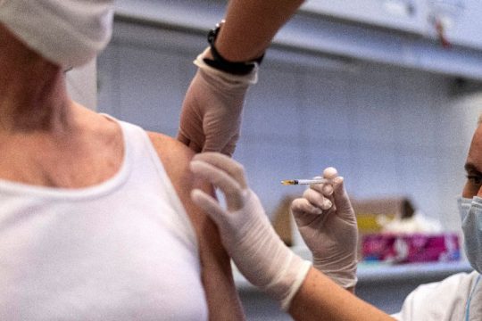 Απαλλαγή των εμβολιασμένων από περιοριστικά μέτρα εξετάζει η Ουγγαρία