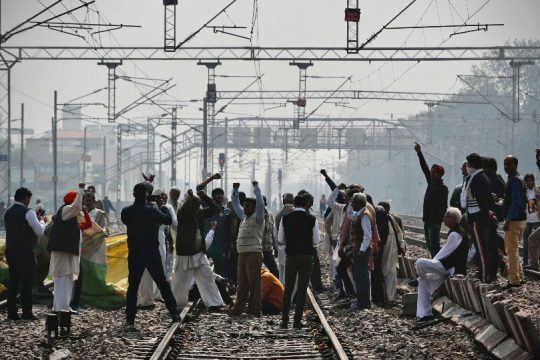 Στις γραμμές των τρένων οι Ινδοί αγρότες κατά της γεωργικής μεταρρύθμισης