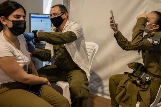Σχεδιάζουν «φακέλωμα» για όσους δεν εμβολιάζονται στο Ισραήλ