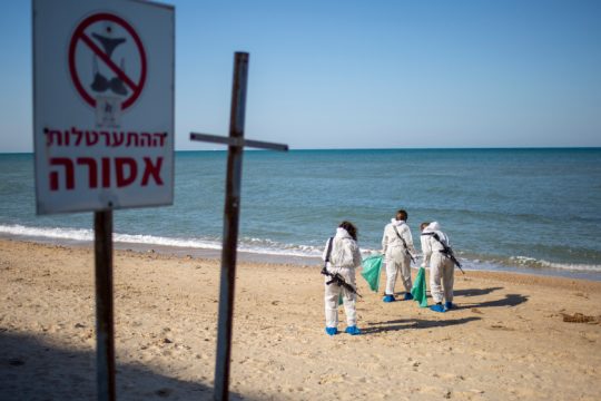 Ισραηλινοί ερευνητές στην Ελλάδα αναζητούν το πλοίο που προκάλεσε την τεράστια ρύπανση