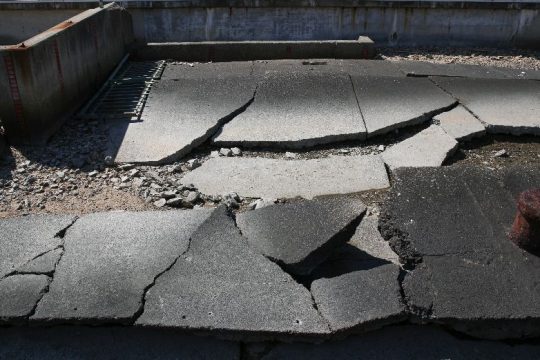 Εκτεταμένες ζημιές και δεκάδες τραυματίες από τον σεισμό στην Ιαπωνία