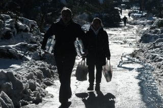 Περισσότερες από 48 ώρες χωρίς ρεύμα και τηλέφωνο, μαγείρεμα με γκαζάκια, θέρμανση με τζάκι