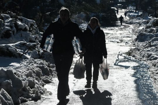 Περισσότερες από 48 ώρες χωρίς ρεύμα και τηλέφωνο, μαγείρεμα με γκαζάκια, θέρμανση με τζάκι
