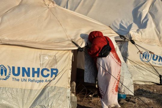 Στον εισαγγελέα για εμπρησμό νεαρή πρόσφυγας που αυτοπυρπολήθηκε