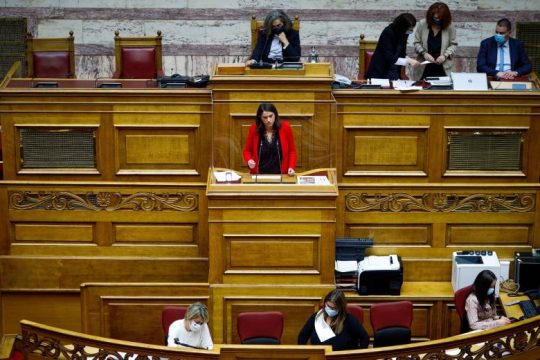 Κόντρα στη Βουλή για την Παιδεία εν μέσω δυναμικών διαδηλώσεων