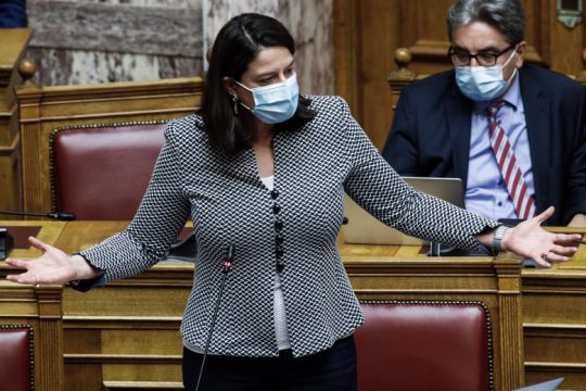 Μπογιές και τρικάκια στο γραφείο της Νίκης Κεραμέως