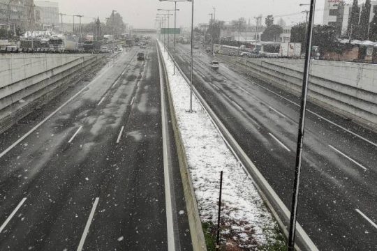 Aκινητοποιήθηκε λεωφορείο λόγω του χιονιού στην Κηφισιά