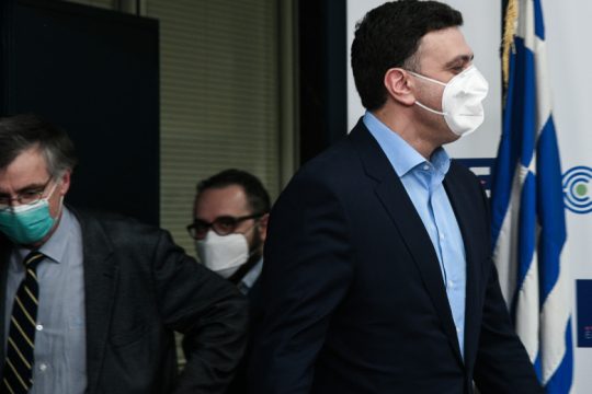 Συνεδριάζει η Επιτροπή, στο τραπέζι νέα γενικευμένη καραντίνα