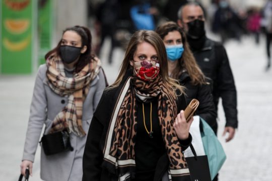Τετραψήφιος ξανά ο αριθμός κρουσμάτων – αύξηση διασωληνώσεων και θανάτων