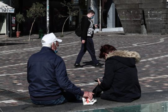 Σταθερά τετραψήφια τα κρούσματα, νέα άνοδος σε διασωληνώσεις και θανάτους