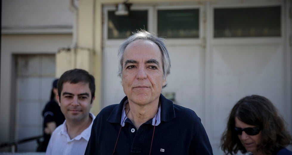 «Το κράτος παρανομεί»