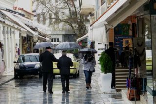 Τσουχτερό κρύο με τοπικές βροχές στα κεντρικά και νότια