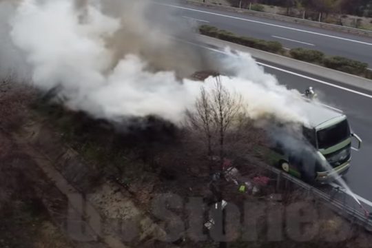 Φλεγόμενο λεωφορείο στην Εθνική οδό Αθηνών-Λαμίας