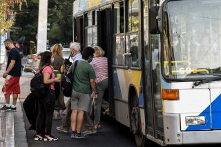 Καταργούν λεωφορειογραμμές, ταλαιπωρούν κατοίκους και ασθενείς