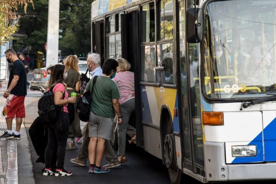 Καταργούν λεωφορειογραμμές, ταλαιπωρούν κατοίκους και ασθενείς
