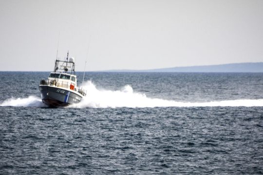Φορτηγό – πλοίο προσάραξε σε βραχώδη ακτή της Ψερίμου