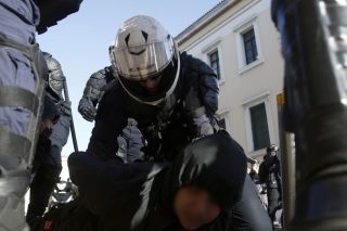 Αγριο ξύλο, συλλήψεις και χημικά στα παιδιά που αντιστέκονται
