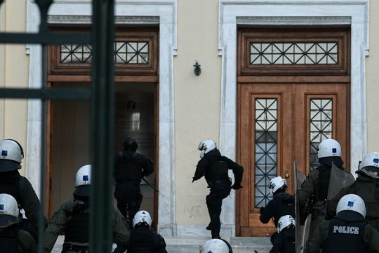 Εντός η ΕΛ.ΑΣ., εκτός χιλιάδες υποψήφιοι