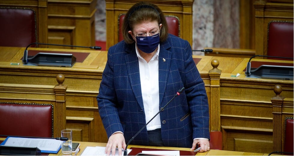 Εναν όροφο κάτω από τη Μενδώνη
