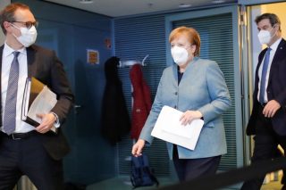 Στη Γερμανία… λαλούν πολλοί κοκόροι και αργεί να ξημερώσει