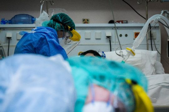 Αυξάνονται οι διασωληνώσεις, τετραψήφια και πάλι τα κρούσματα