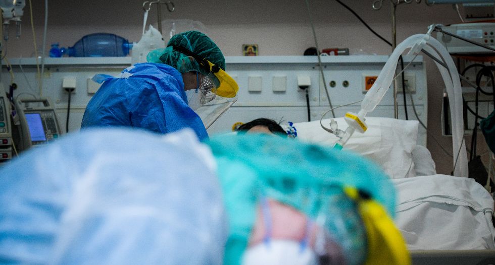 Αυξάνονται οι διασωληνώσεις, τετραψήφια και πάλι τα κρούσματα