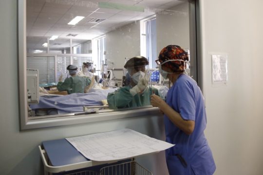 Εμμένουν οι διασωληνώσεις που δοκιμάζουν το σύστημα Υγείας
