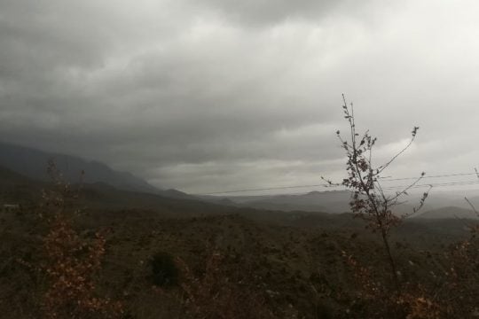 Υπό δύσκολες συνθήκες οι έρευνες για το αεροπλάνo στο Ζαγόρι
