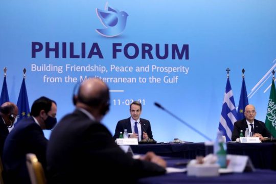 Άνοιγμα «φιλίας» προς ανατολάς, με αιχμές προς Τουρκία