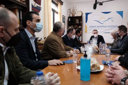 Με υποσχέσεις για δημόσια έργα και μείωση φόρων στους Φούρνους ο πρωθυπουργός