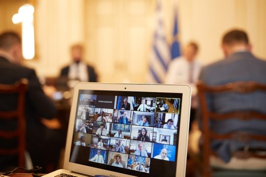 Πιπιλώντας την ίδια καραμέλα
