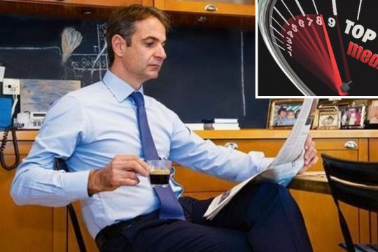 Ενώ καταναλώνει καφεΐνη, μοιάζει να τον παίρνει ο ύπνος