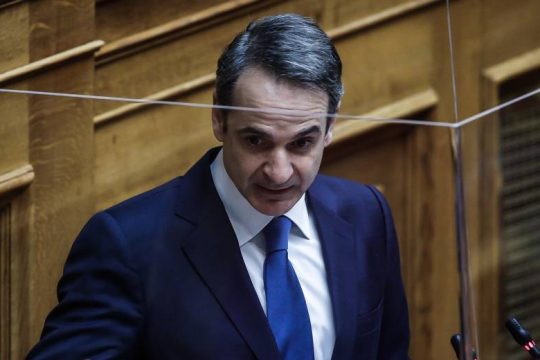 Εμμένει στη στήριξη της Μενδώνη, με αντεπίθεση στον ΣΥΡΙΖΑ